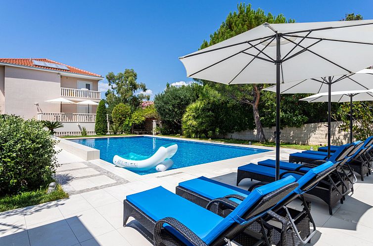 Appartement Luxuriöse Ferienwohnung mit Poolblick