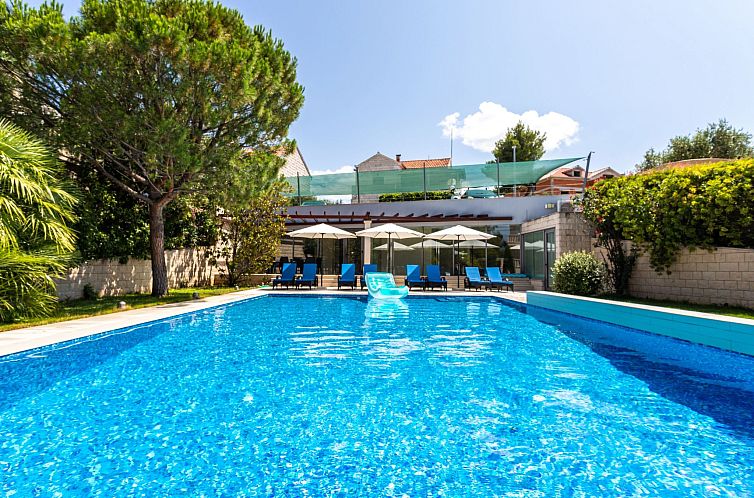Appartement Luxuriöse Ferienwohnung mit Poolblick