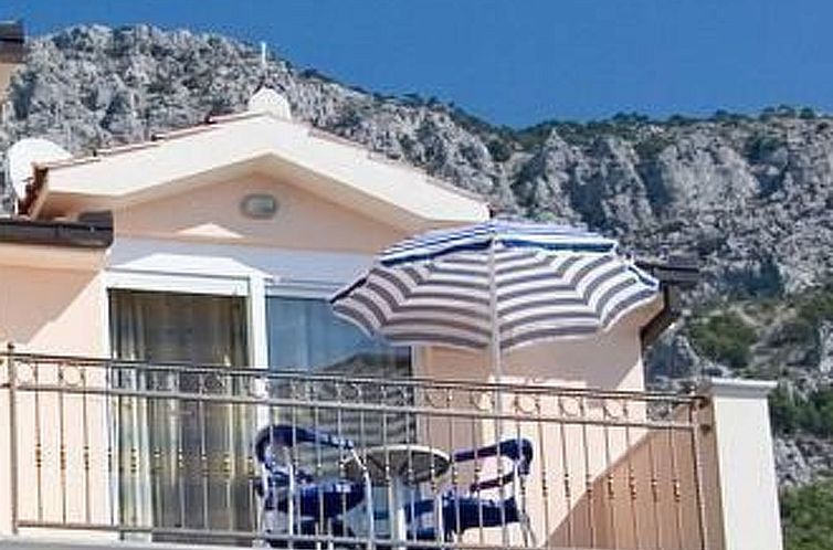 Appartement Wohnung im zweiten Stock mit Balkonen