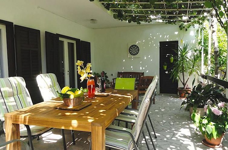 Vakantiehuis Karmen auf zwei Ebenen mit Garten