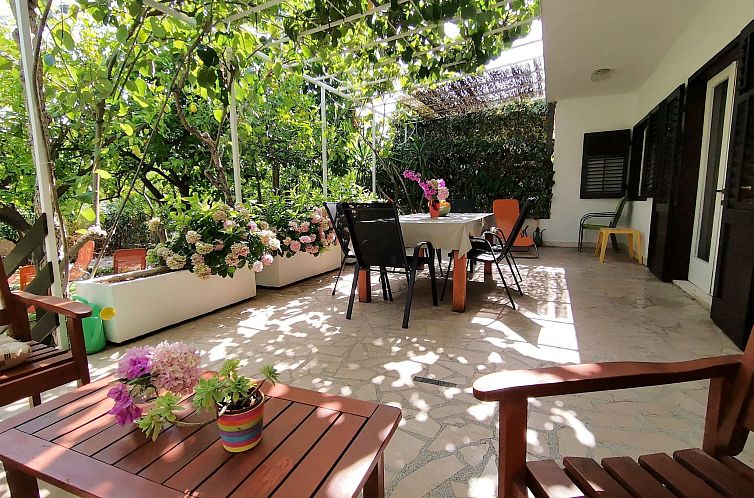 Vakantiehuis Karmen auf zwei Ebenen mit Garten