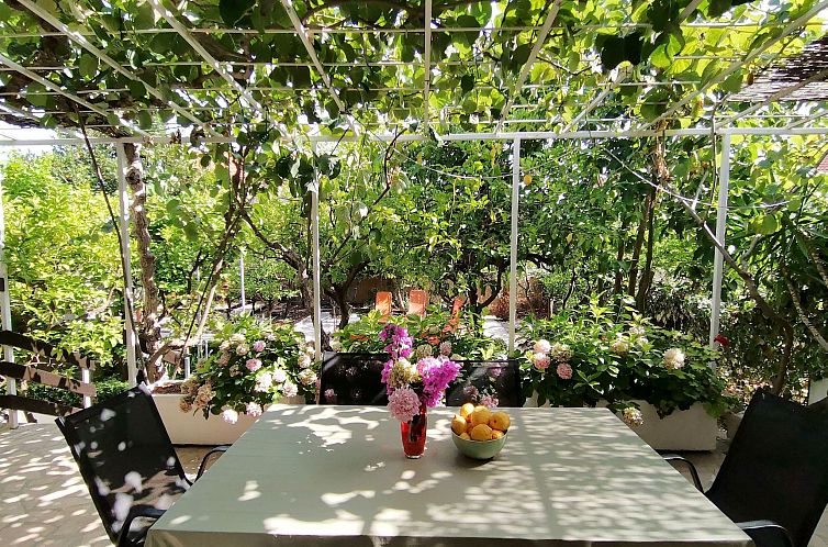 Vakantiehuis Karmen auf zwei Ebenen mit Garten