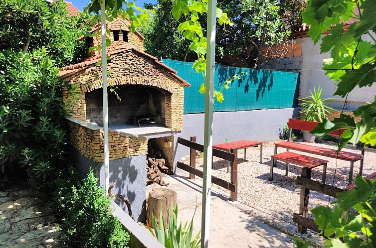 Vakantiehuis Karmen auf zwei Ebenen mit Garten