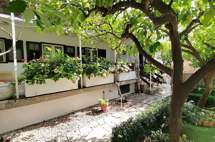 Vakantiehuis Karmen auf zwei Ebenen mit Garten