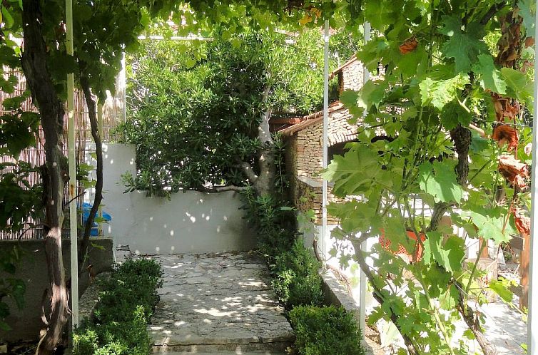 Vakantiehuis Karmen auf zwei Ebenen mit Garten