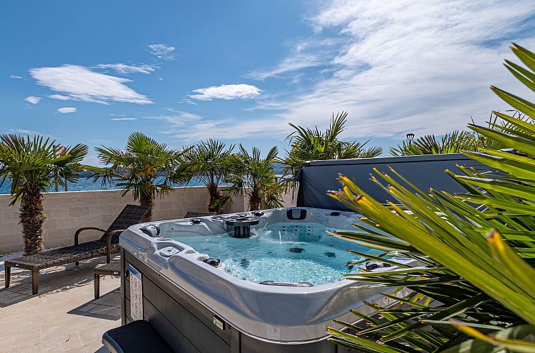 Guest house 10317342 - Holiday property Dalmatia - Vakantiehuis Surtini Villa Orebić Jakuzi Erste