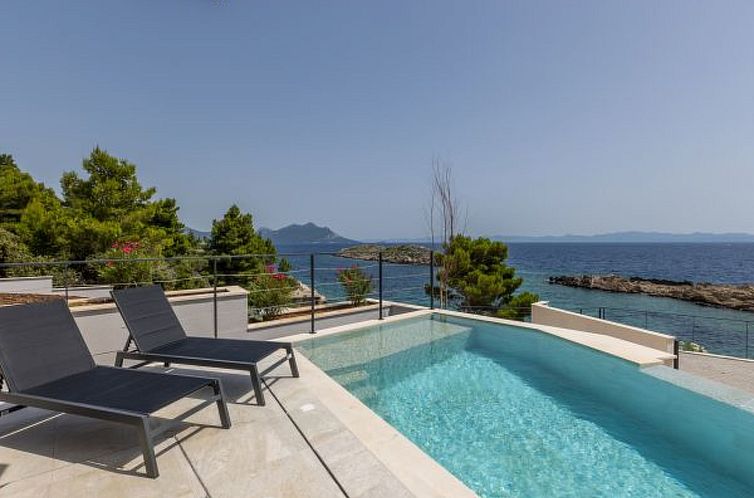 Vakantiehuis Beachfront villa Luce with seaview and pool