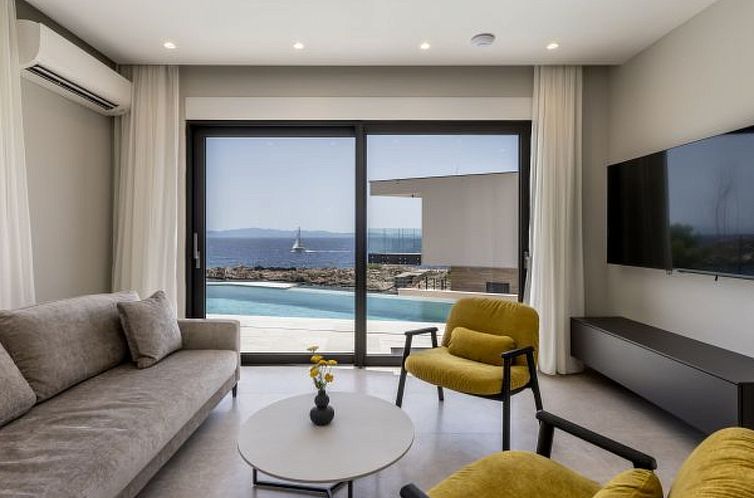 Vakantiehuis Beachfront villa Luce with seaview and pool