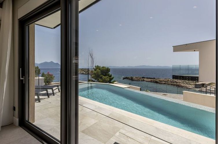 Vakantiehuis Beachfront villa Luce with seaview and pool