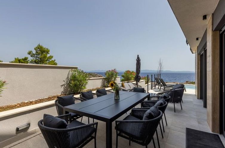 Vakantiehuis Beachfront villa Luce with seaview and pool