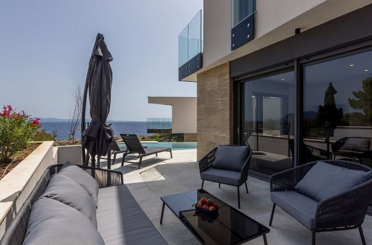 Vakantiehuis Beachfront villa Luce with seaview and pool