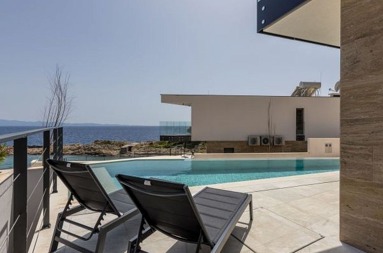 Vakantiehuis Beachfront villa Luce with seaview and pool