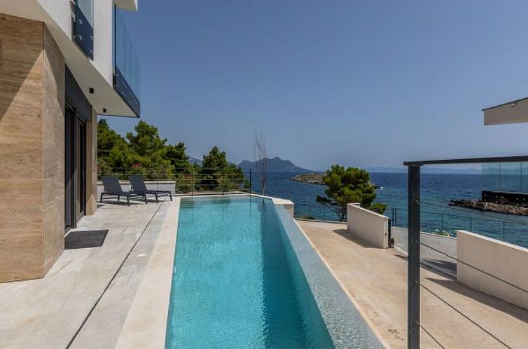 Vakantiehuis Beachfront villa Luce with seaview and pool