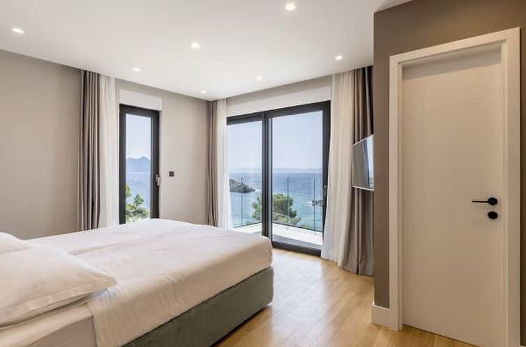 Vakantiehuis Beachfront villa Luce with seaview and pool