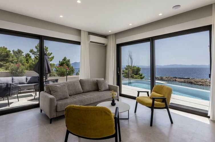 Vakantiehuis Beachfront villa Luce with seaview and pool