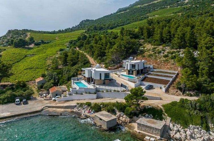 Vakantiehuis Beachfront villa Luce with seaview and pool