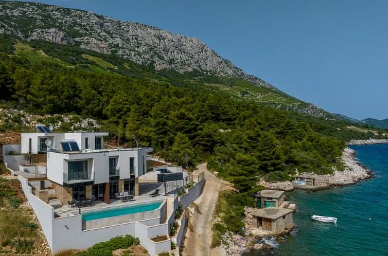 Guest house 10317507 - Holiday property Dalmatia - Vakantiehuis Beachfront villa Mare with seaview and pool