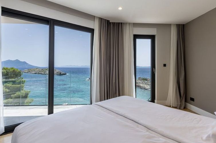 Vakantiehuis Beachfront villa Mare with seaview and pool