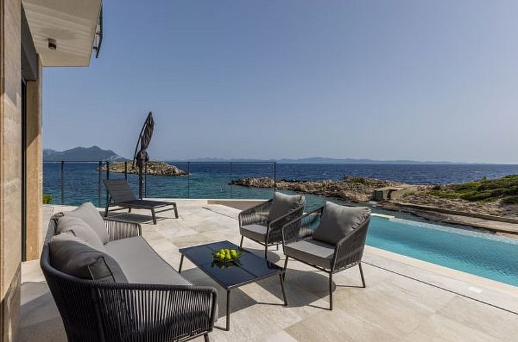 Vakantiehuis Beachfront villa Mare with seaview and pool