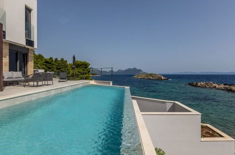 Vakantiehuis Beachfront villa Mare with seaview and pool