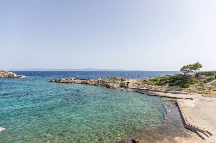 Vakantiehuis Beachfront villa Mare with seaview and pool