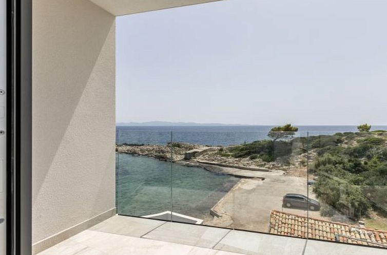 Vakantiehuis Beachfront villa Mare with seaview and pool