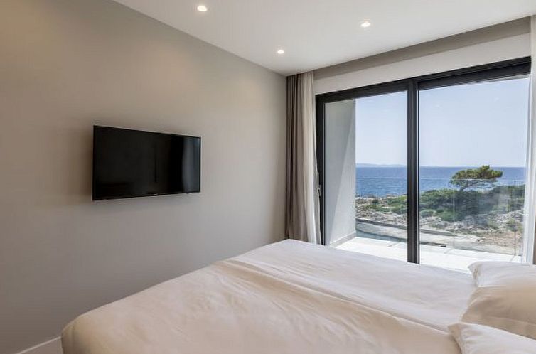 Vakantiehuis Beachfront villa Mare with seaview and pool