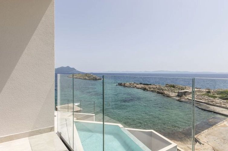 Vakantiehuis Beachfront villa Mare with seaview and pool