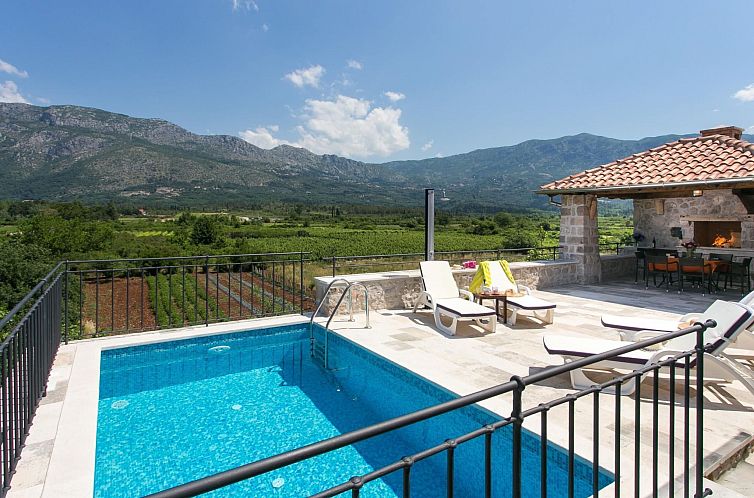 Guest house 10318501 - Apartment Dalmatia - Appartement Stilvolles Ferienhaus mit Terrasse und Pool in l