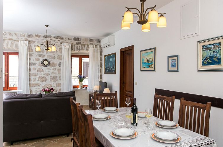 Appartement Stilvolles Ferienhaus mit Terrasse und Pool in l