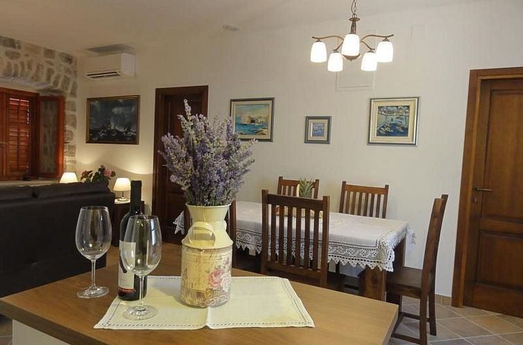 Appartement Stilvolles Ferienhaus mit Terrasse und Pool in l