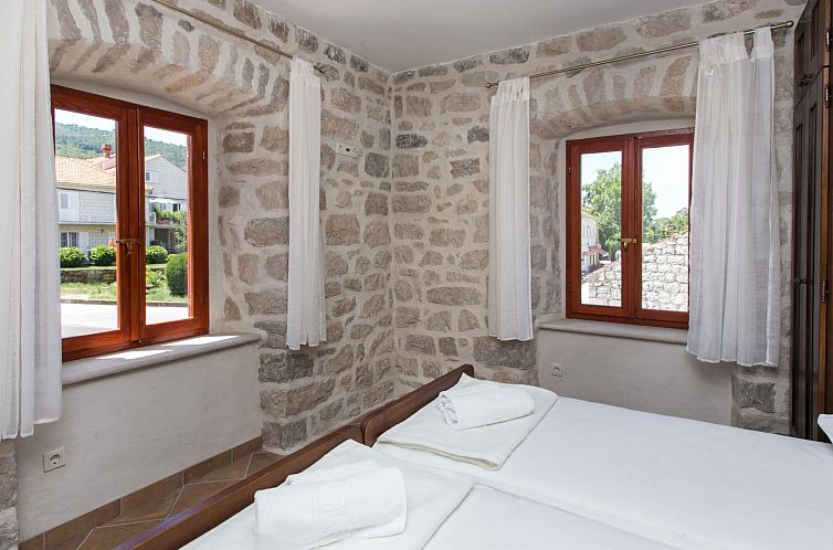 Appartement Stilvolles Ferienhaus mit Terrasse und Pool in l