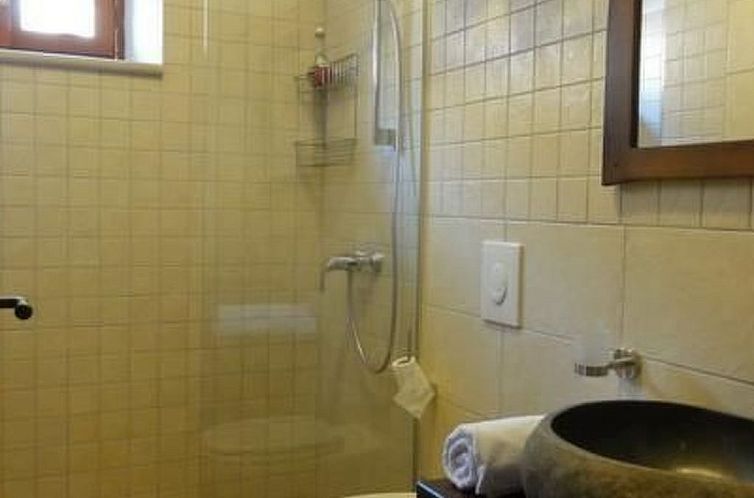 Appartement Stilvolles Ferienhaus mit Terrasse und Pool in l