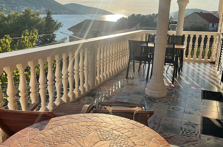 Guest house 10318824 - Apartment Dalmatia - Appartement mit einer überdachten Terrasse