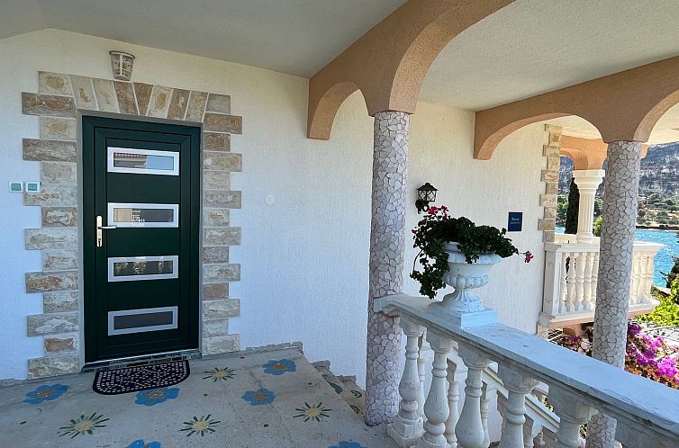 Appartement mit einer überdachten Terrasse