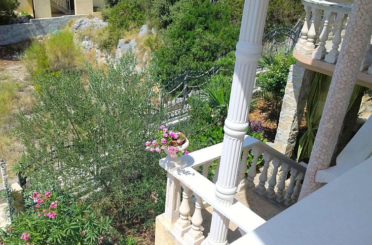 Appartement mit einer überdachten Terrasse