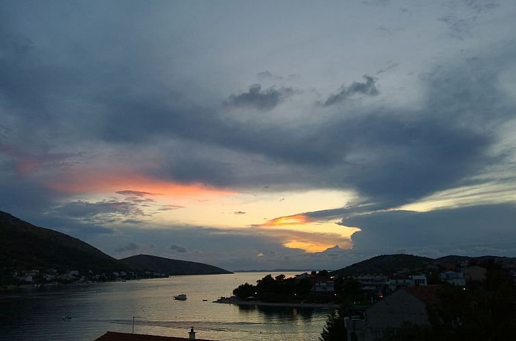 Appartement mit einer überdachten Terrasse