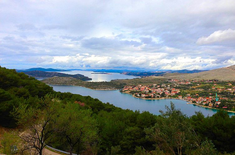 Appartement mit einer überdachten Terrasse