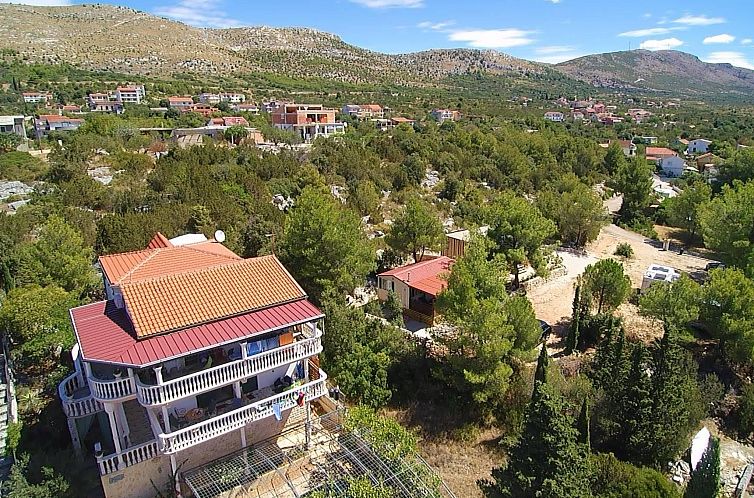 Appartement mit einer überdachten Terrasse