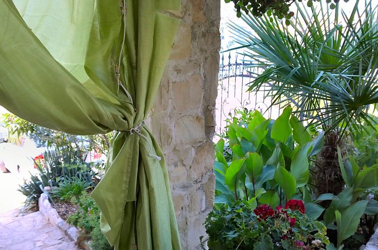 Appartement mit einer überdachten Terrasse
