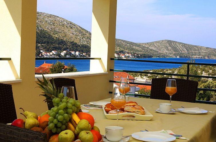 Guest house 10318826 - Apartment Dalmatia - Appartement für 4 Personen  + 2 Kinder ca. 100 m&sup2; in G