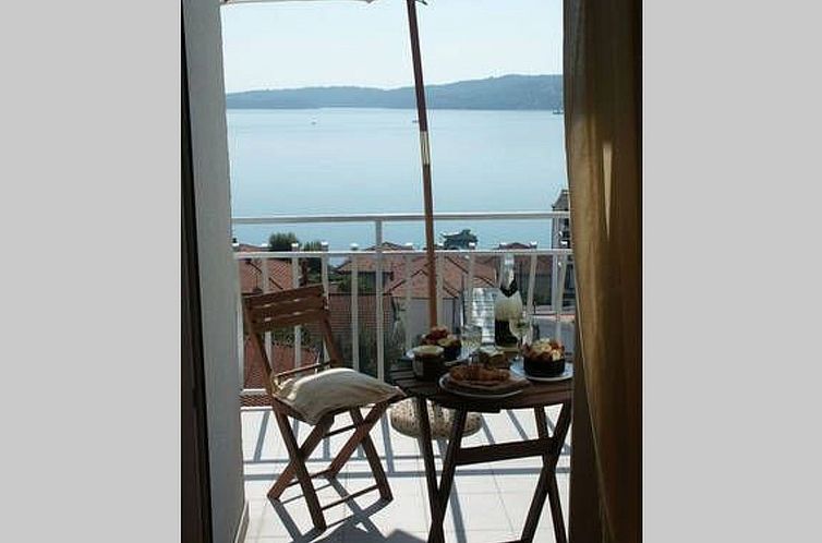 Appartement in Seget Donji mit Garten und Grill