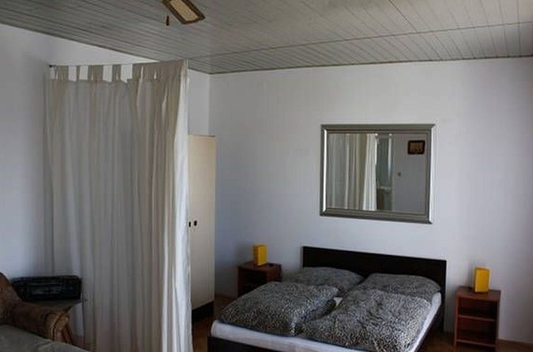 Appartement in Seget Donji mit Garten und Grill