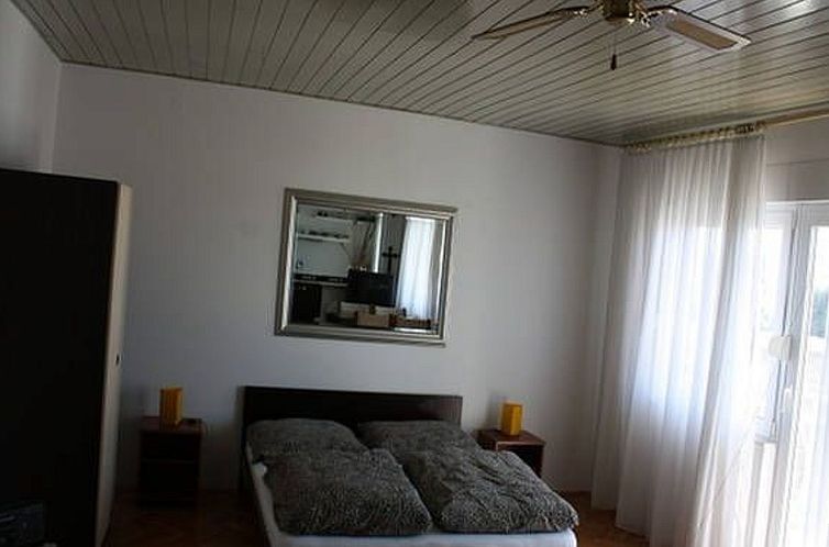 Appartement in Seget Donji mit Garten und Grill