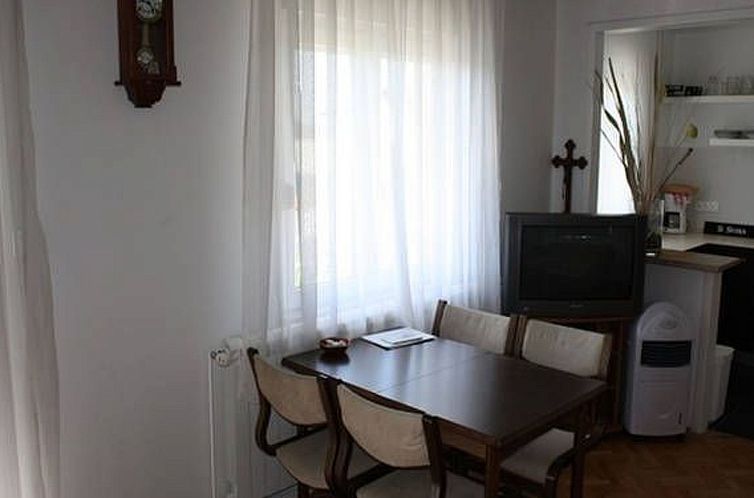 Appartement in Seget Donji mit Garten und Grill