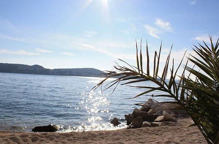 Appartement in Seget Donji mit Garten und Grill