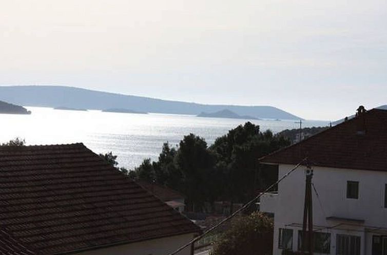 Appartement in Seget Donji mit Garten und Grill