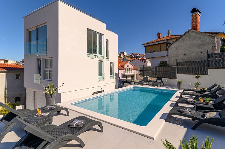 Vakantiehuis Luxuriöse Ferienvilla mit privatem Pool