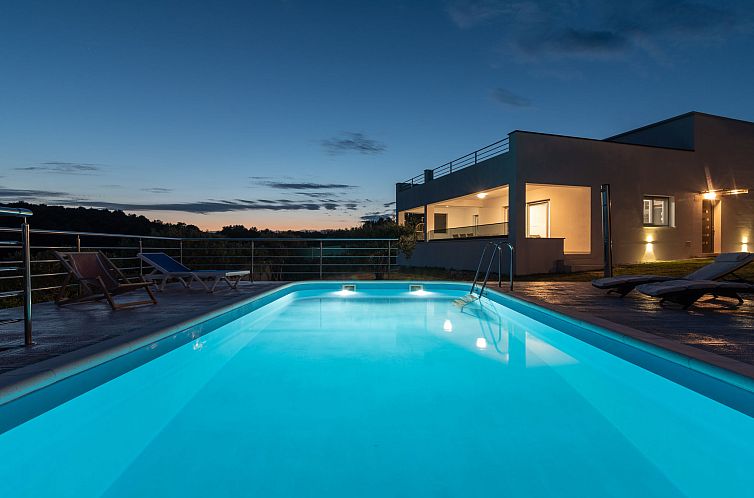 Vakantiehuis Ria with heated pool