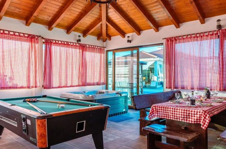 Vakantiehuis Holiday Home Beti with heated pool